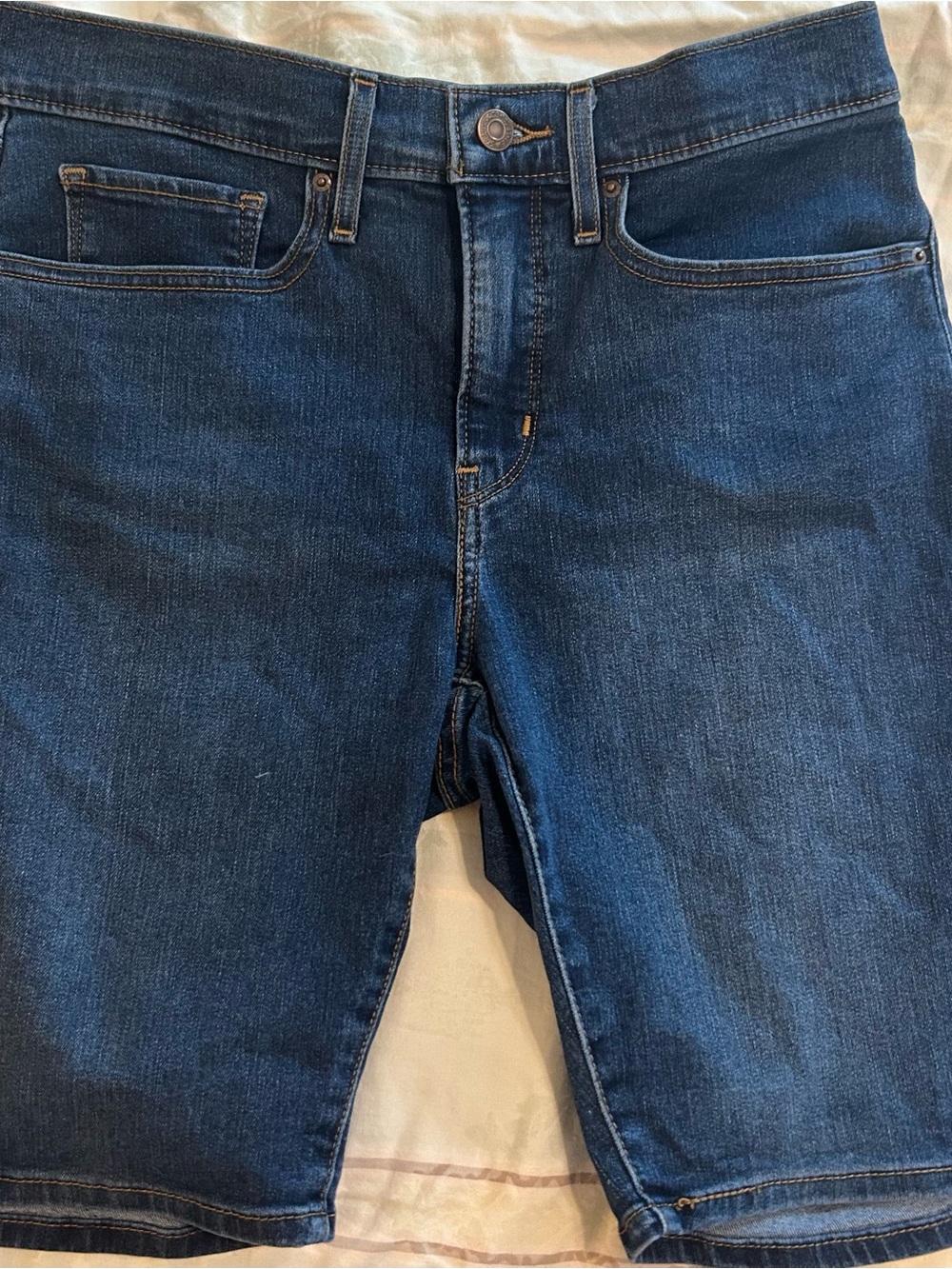 Levi's Women’s Blue Denim Jeans Shorts - Classic 5-Pocket Shaping Bermuda NWOT30 - Picture 2 of 4